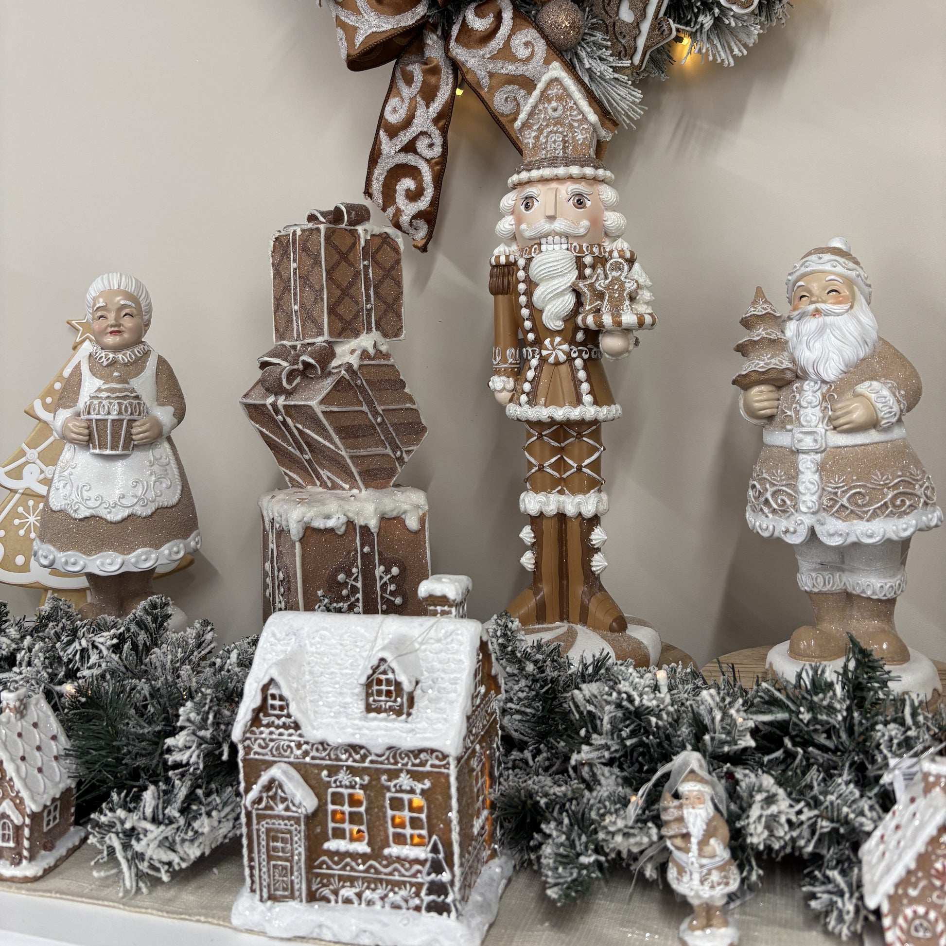 Piped Gingerbread Mrs Claus with Cake - My Christmas